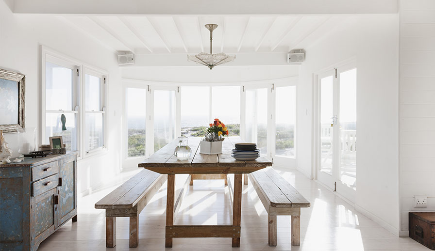 Pretty dining table 