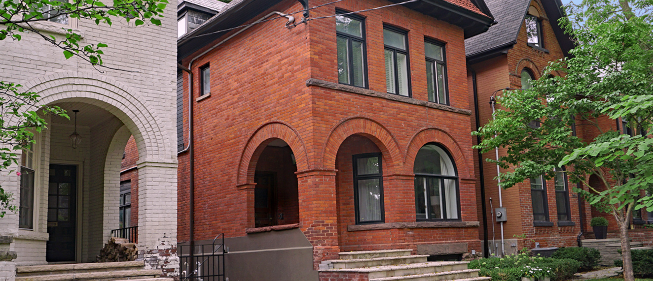 Red brick house in nice neighbourhood.