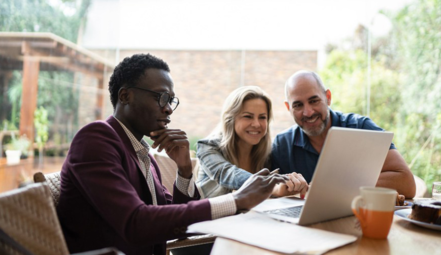 Real estate agent sitting with couple. 